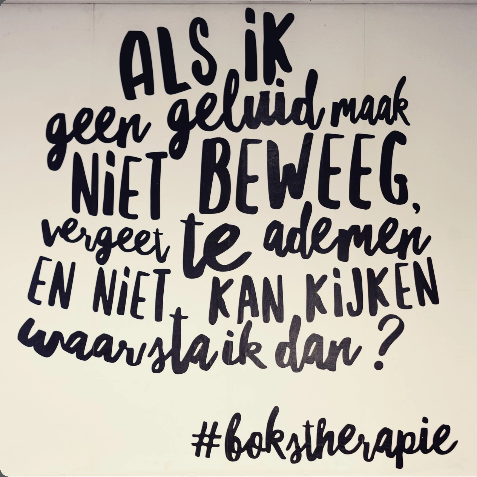 De uitspraak, met de hand vormgegeven op de muur van Marcels praktijk